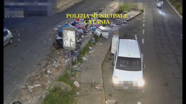 Catania, oltre 300 abbandoni di rifiuti accertati: telecamere e fototrappole intensificano i controlli