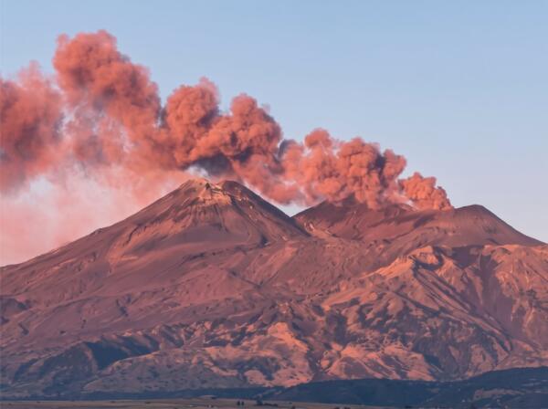 Etna, aeroporto di Catania ancora chiuso: stop ai voli fino a mezzanotte