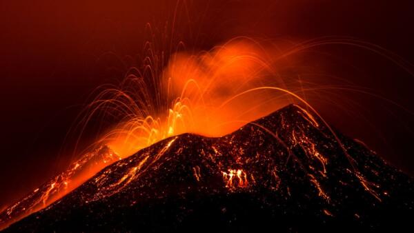 Etna, allerta rossa: cenere chiude Fontanarossa, stop ai voli in arrivo fino alle 16