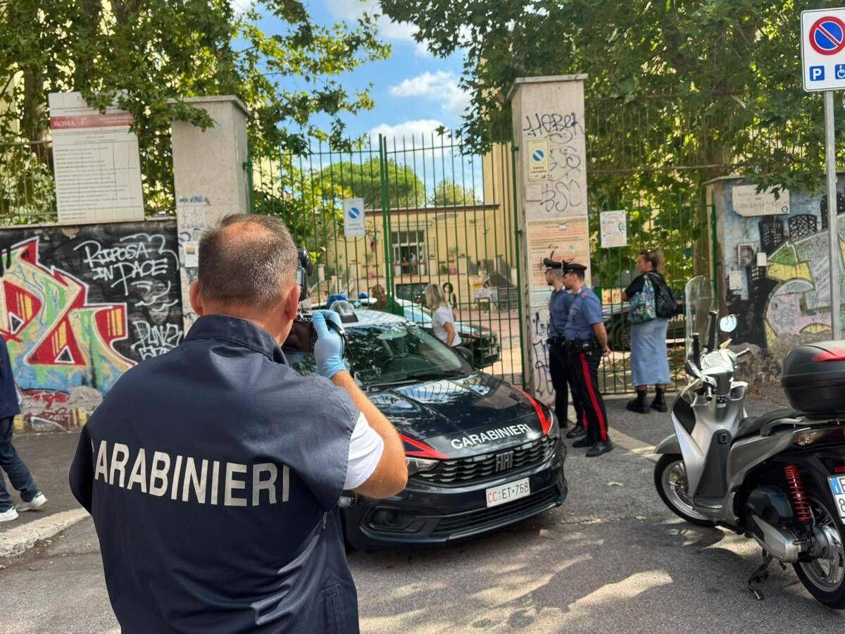 Roma, studente 13enne spruzza spray urticante e accoltella la prof: il gesto ripreso in una videochiamata. L'insegnante in ospedale, non è in pericolo di vita - 