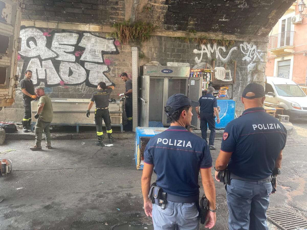 Catania, operazione antidegrado alla Pescheria: rimosse installazioni abusive e 10 frigoriferi - 