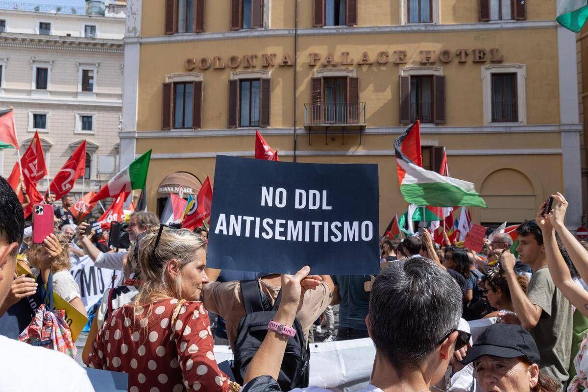Ddl antisemitismo, legge in aula il 2 ottobre: Pd cerca sintesi, ma è bufera su bandiere di Hamas in piazza - 