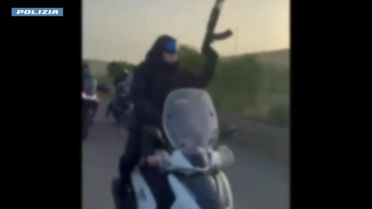 Kalashnikov e spari alla corsa clandestina: arresto a Catania per favoreggiamento mafioso - 