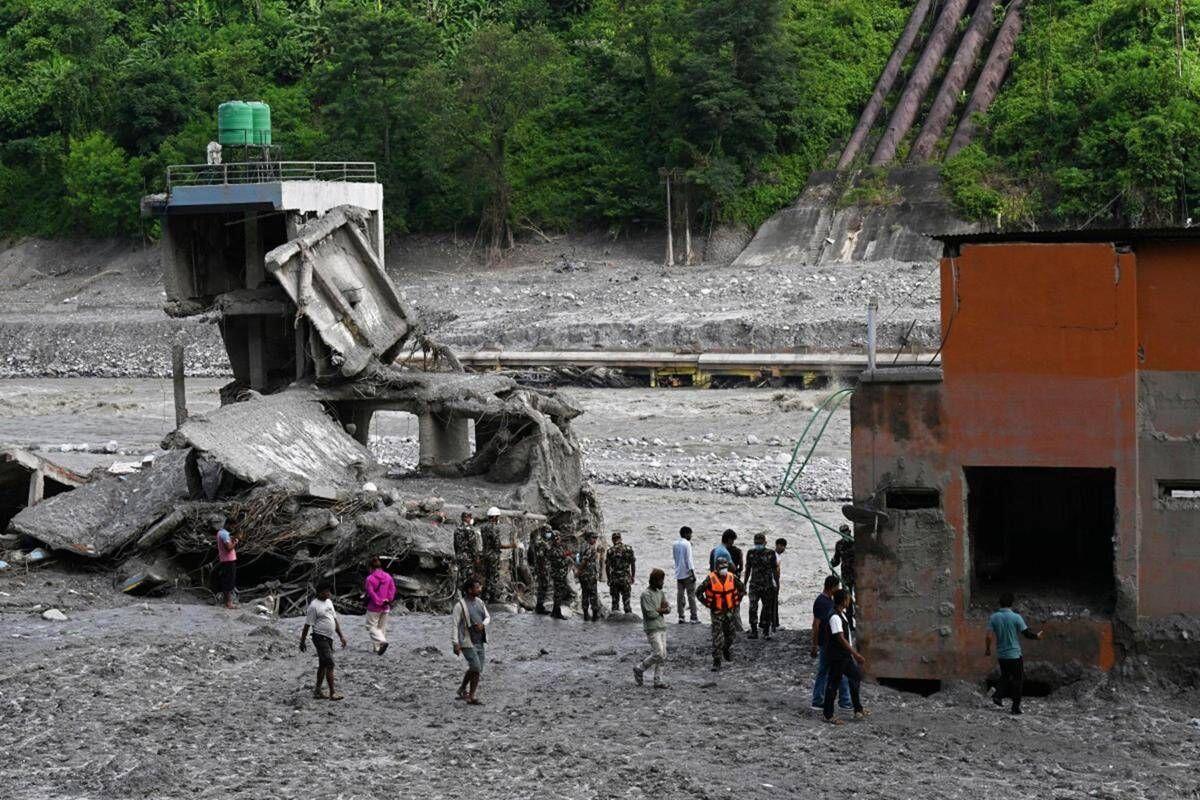 Nepal, cittadino cinese estratto vivo da un tunnel a 10 giorni dall'alluvione - 