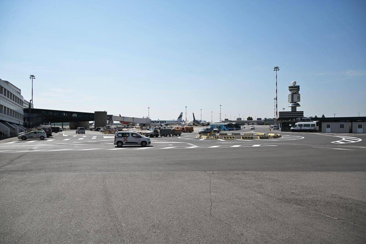 Principio d'incendio su volo Easyjet a Malpensa, passeggeri evacuati e scalo chiuso per un'ora - 
