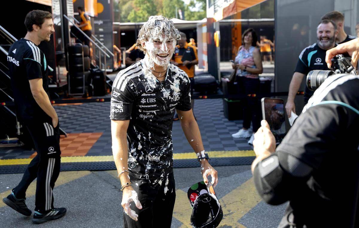 Antonelli, torta in faccia al Gp di Monza: la 'vendetta' del box Mercedes contro Kimi - Video - 