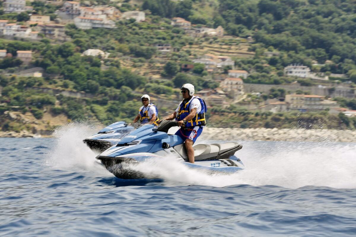 Estate Sicura 2026: la Polizia di Stato pattuglia le Eolie con acquascooter, 575 persone controllate - 