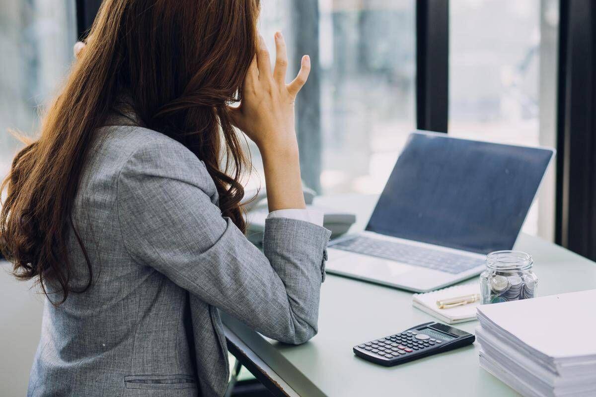 Molestie sul lavoro, anche carezze e confidenze non richieste possono essere risarcite - 
