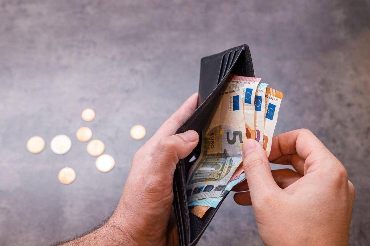 Quanto si indebitano gli italiani per vivere? L'analisi tra prestiti, mutui e stipendi fermi - 