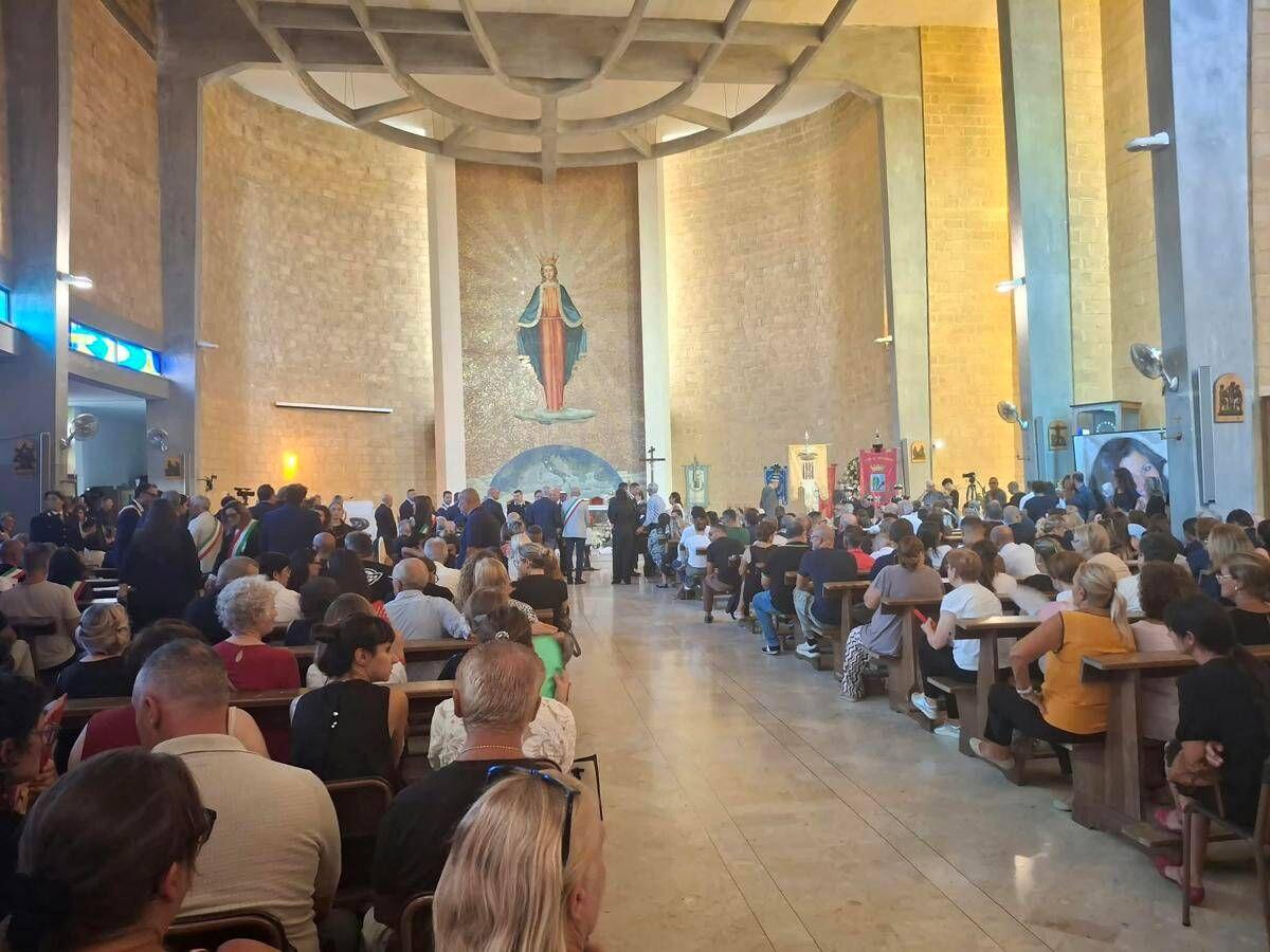 Lorena Isceri, folla ai funerali a Squinzano: "Qui per prenderci un pezzo del dolore di questa famiglia" - 