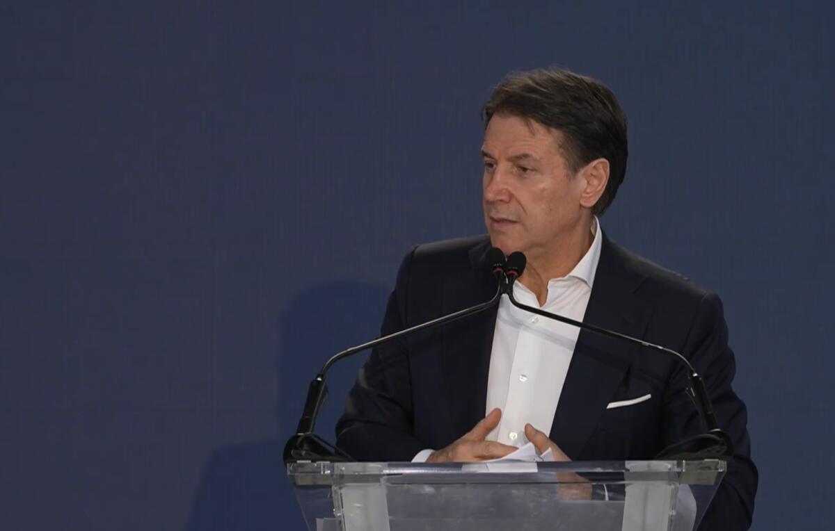 Conte a Nova: «Adesso tocca a noi». Politica «radicalmente progressista», no a riarmo e alla legge bavaglio - 