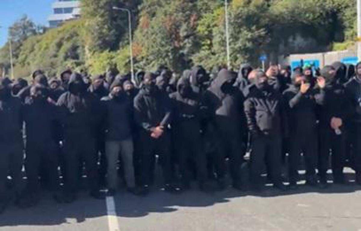 Gb, centinaia di manifestanti incappucciati bloccano Dover: "Fermate le barche dei migranti" - 