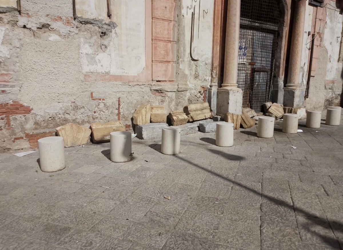 Palermo: fregi di Palazzo Giallongo lasciati incustoditi, esposto del gruppo OSO CONTROCORRENTE - 