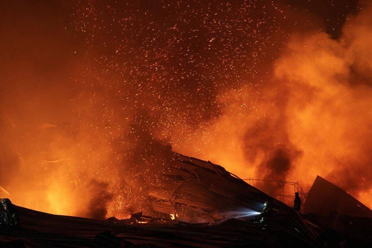 Ucraina ancora sotto attacco russo: raid su stazioni di servizio a Kiev, colpito mercantile a Odessa - 