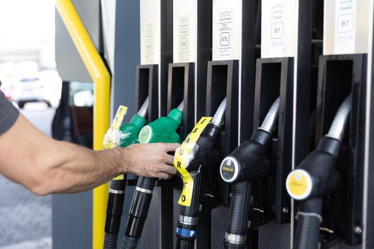 Carburanti, effetto tetto ai prezzi: giù benzina e gasolio, i listini di oggi - 
