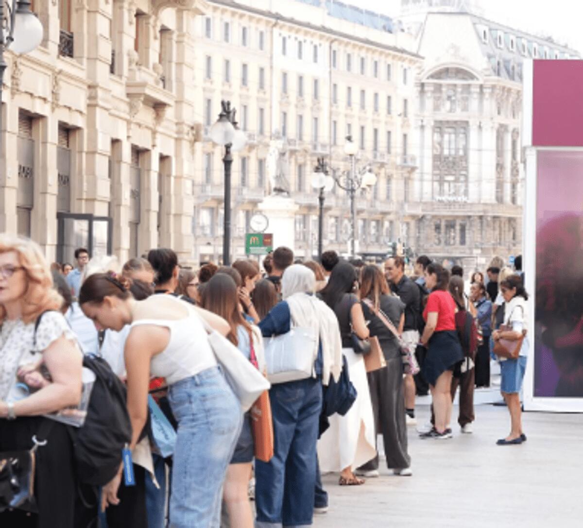 iPhone 18, in coda dall’alba a Milano. Pioggia di critiche social: "Per un posto di lavoro non farebbero quella fila" - 