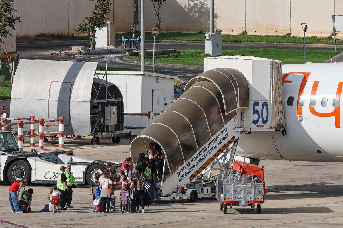 Volo Dubai-Tel Aviv, passeggeri in festa dopo attacco sventato - Video - 