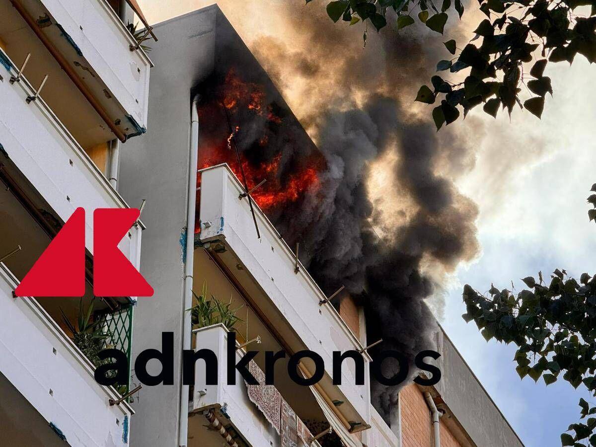 Roma, violento incendio in un palazzo: salvate tre persone, non si trova inquilino - 