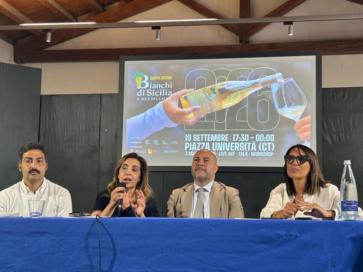 Bianchi di Sicilia: il 19 settembre Piazza Università a Catania ospita il festival del vino e della cultura - 