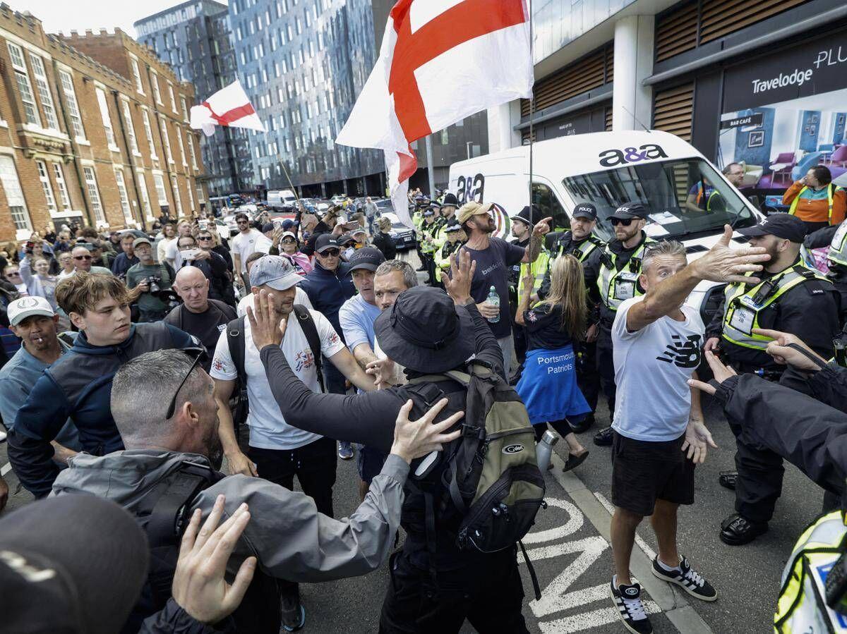 Migranti, nuove manifestazioni a Portsmouth: "L'immigrazione clandestina deve finire" - 