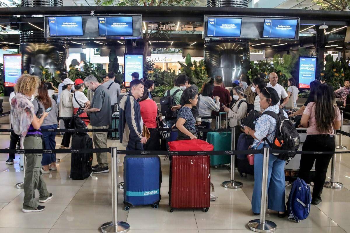 Indonesia, italiano bloccato per stop voli: "Chiusi in albergo con 2 bambine, non sappiamo cosa fare" - 