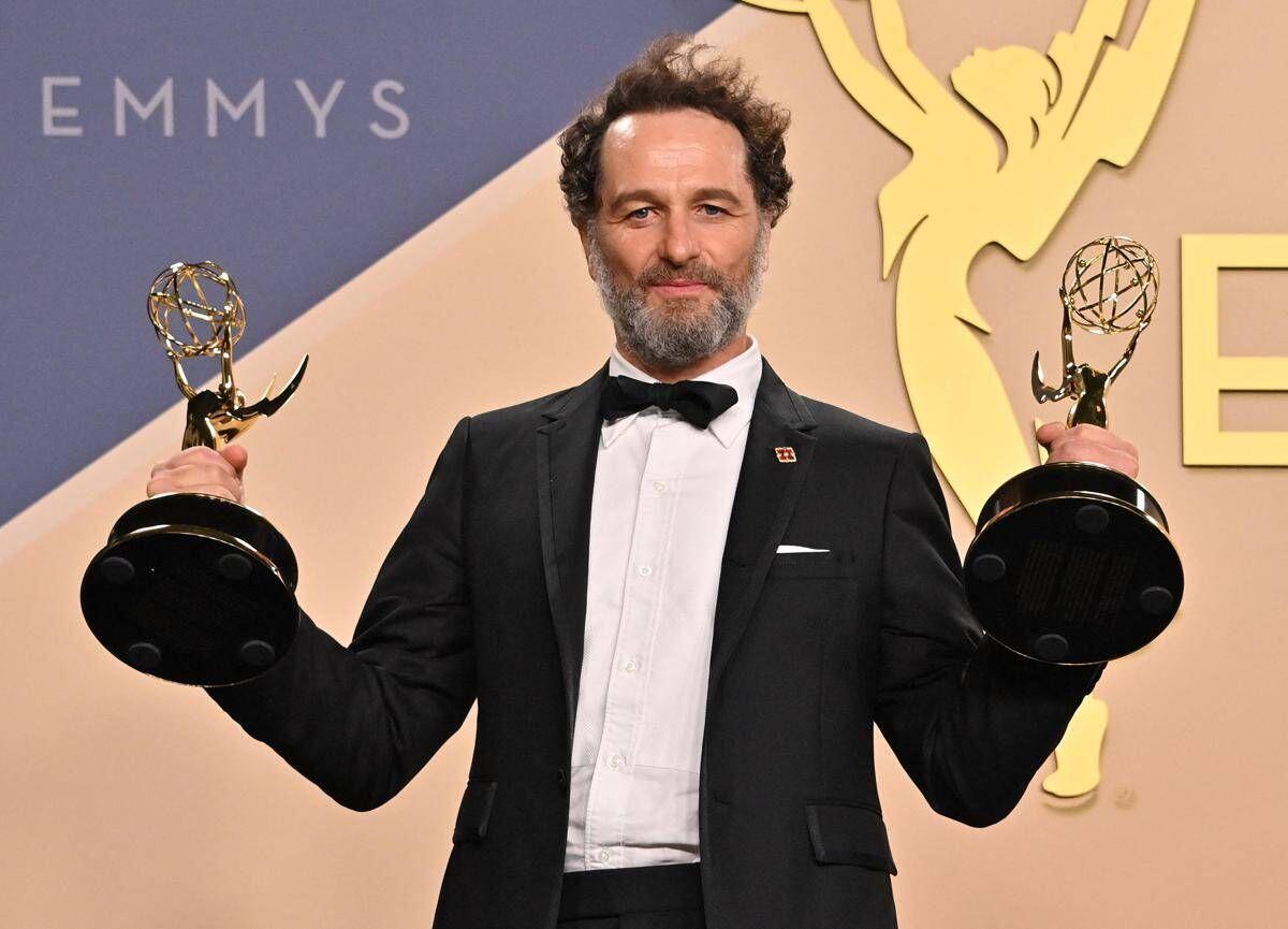 Emmy 2026, 14 premi a 'Widow's Bay'. Matthew Rhys e Jean Smart scrivono la storia - 