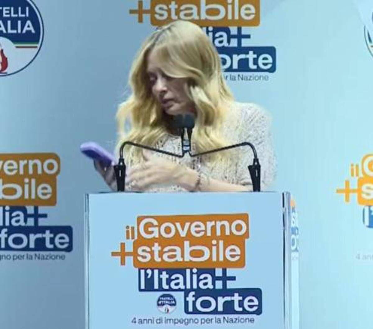 Meloni, la telefonata e il discorso interrotto a Bari: "È mia figlia, scusate..." - 