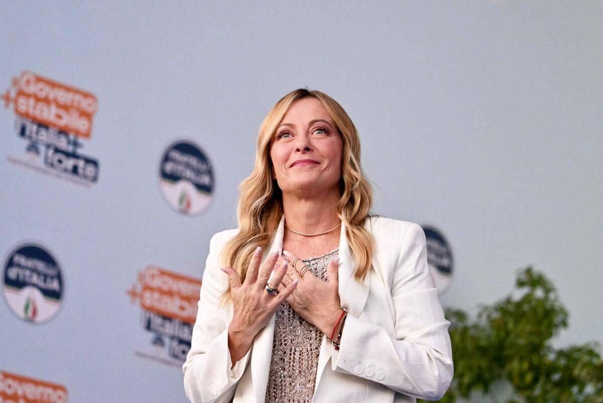 Meloni a Bari: "Da oggi siamo il governo più longevo. L'Italia ora viene presa sul serio" - Diretta - 