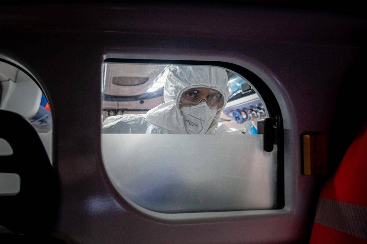 Covid in Francia, impennata di casi con febbre alta e forti emicranie: i nuovi sintomi - 