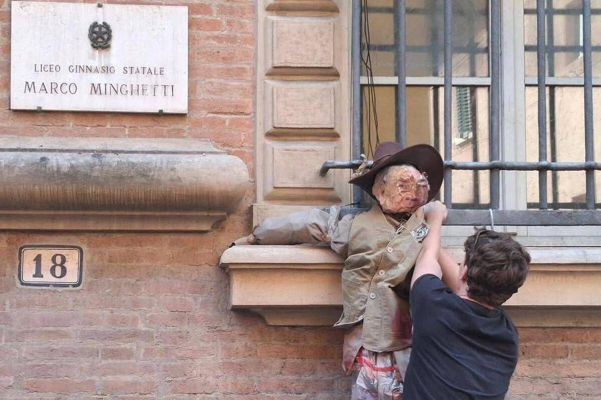 Bologna, manichino di Valditara alle finestre del liceo Minghetti: "Nemico degli studenti" - 