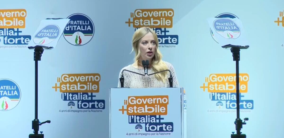 Meloni, fuoriprogramma a Bari: "Sei bella? Grazie tesò, dopo..." e risponde al telefono della figlia - 