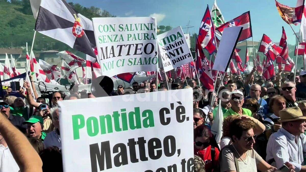Pontida, dalle t-shirt ai cori sul pratone è derby tra 'nordisti' e 'salviniani' - Video - 
