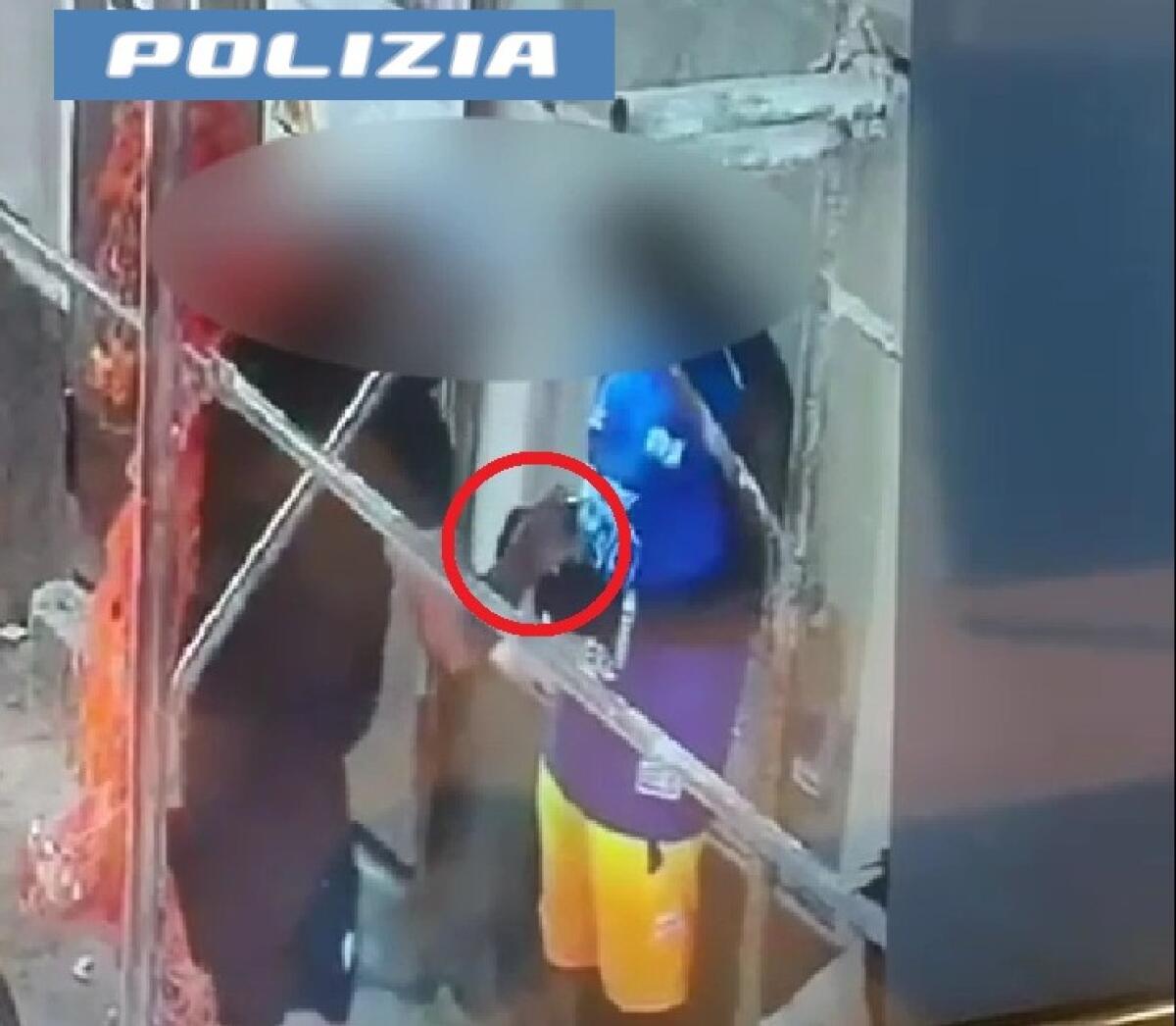 Pusher ripreso in diretta dalle telecamere: arrestato un 40enne gambiano a via Pistone - 