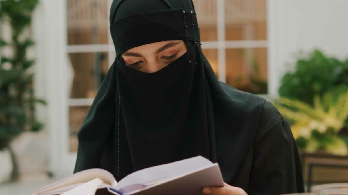 Meloni annuncia divieto di burqa e niqab a scuola: cosa cambia per studentesse e personale - 