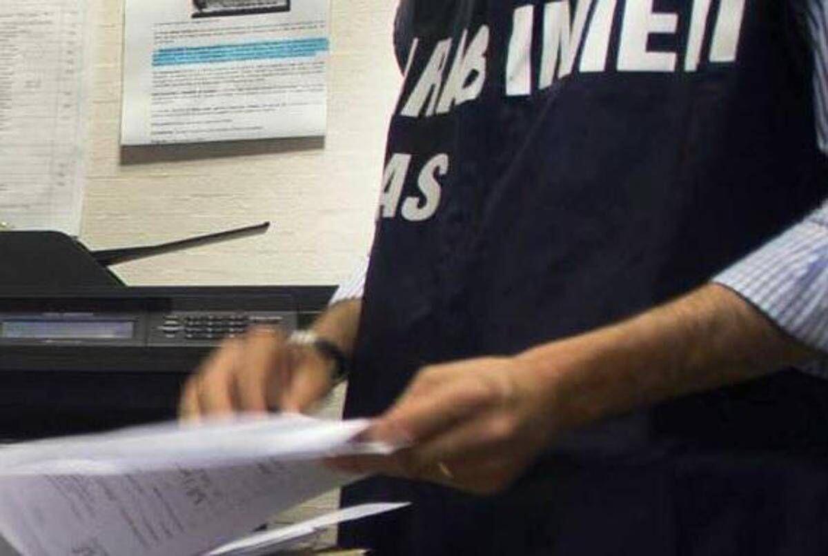 Insetti e vermi in alimenti per bambini, sequestri e una denuncia a Napoli - 