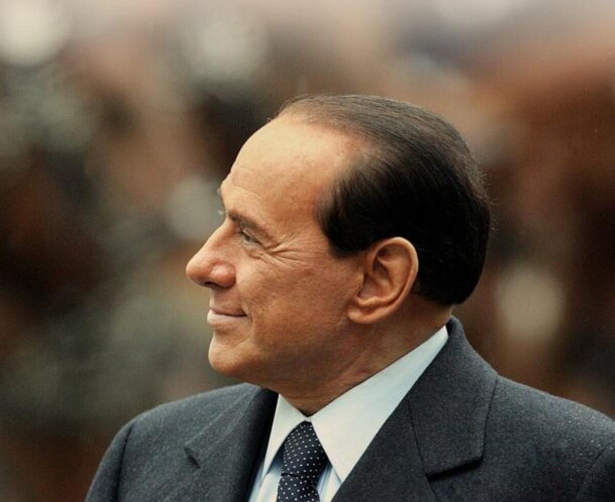 A Napoli un evento «pop» per i 90 anni di Silvio Berlusconi: filmati d’archivio, meme e voci del giornalismo - 