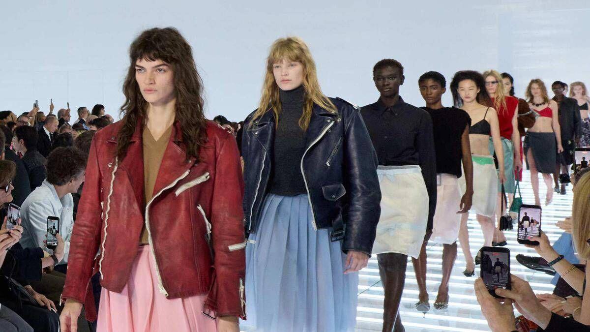 Prada, la gonna è un'ossessione e un invito alla contraddizione - 