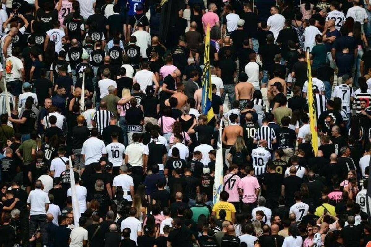 Spalle al campo durante 1' di silenzio per Mazzola, Juve multata di 10.000 euro - 
