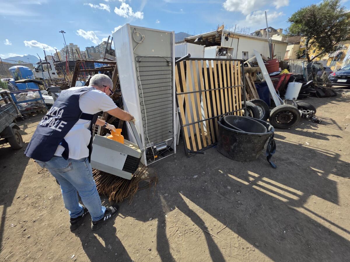 Palermo: sequestrata un’area di 2.000 m² con 80 m³ di rifiuti speciali in piazzale Norman Zarcone - 