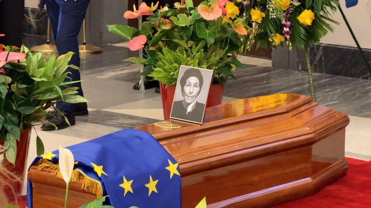 L'addio a Emma Bonino, oggi dalle 10 alle 19 riapre la camera ardente in Campidoglio - 