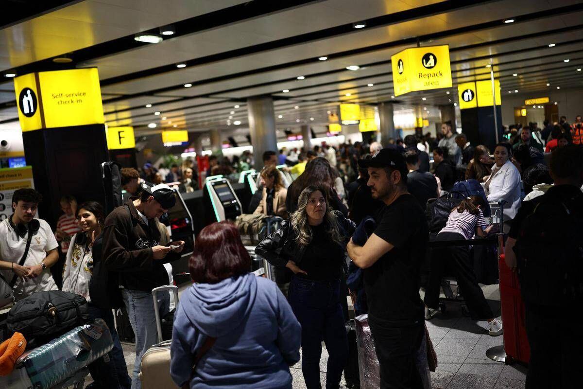 Caos voli nel Regno Unito, il bilancio: oltre 1.000 cancellati per un guasto tecnico - 