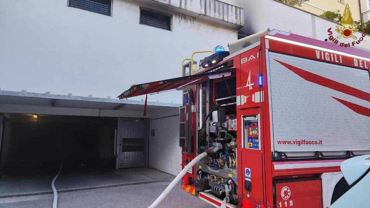 Roma, incendio in un box di via Vitellia: auto elettrica coinvolta, 6 intossicati - 