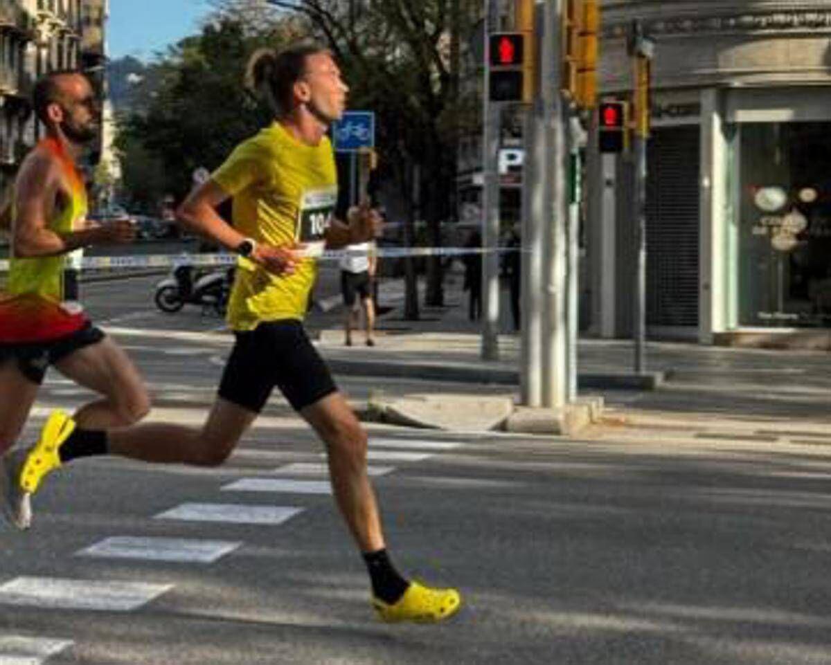 Corre una maratona... con le Crocs, la follia dell'atleta russo a Berlino - 