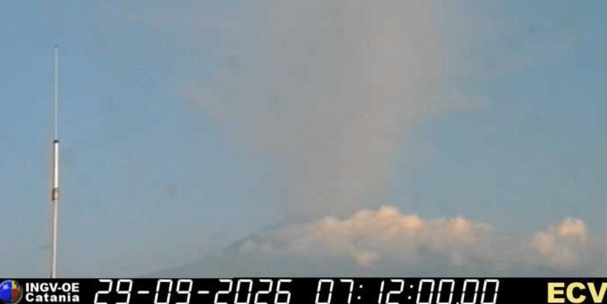 Etna, nube eruttiva alta 4 chilometri: voli sospesi fino alle 15 all'aeroporto di Catania - 