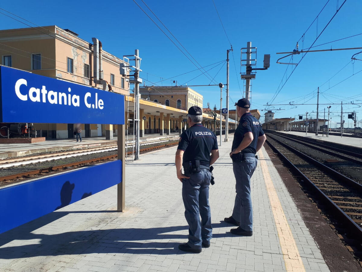 Stazione Centrale di Catania: arrestato 29enne dopo aver spinto un agente giù per le scale - 
