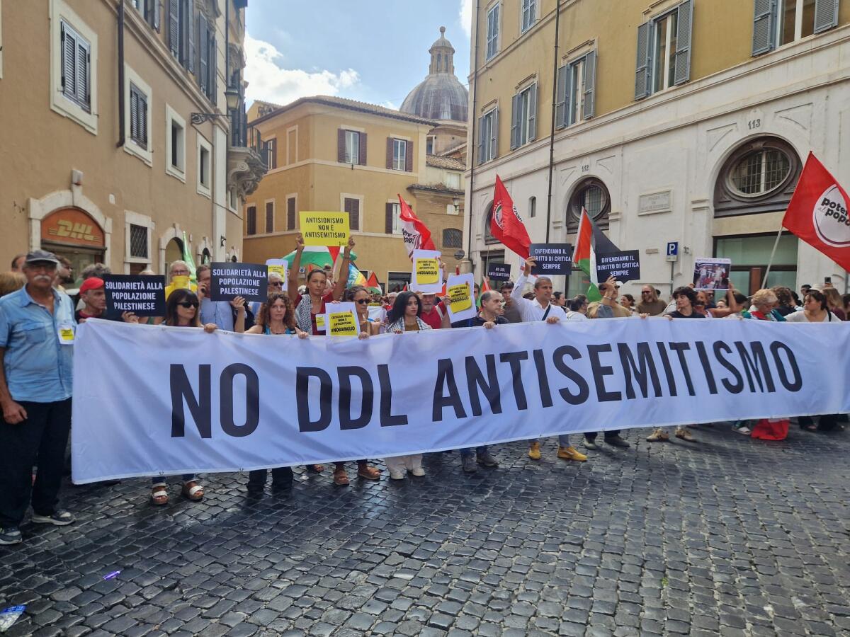 Presidio a Montecitorio contro il ddl «Antisemitismo»: manifestanti con bandiere pro-Palestina e cartelli - 