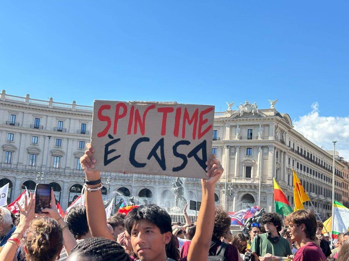 Roma, corteo Spin Time: "Città è di chi la vive non di chi specula" - 