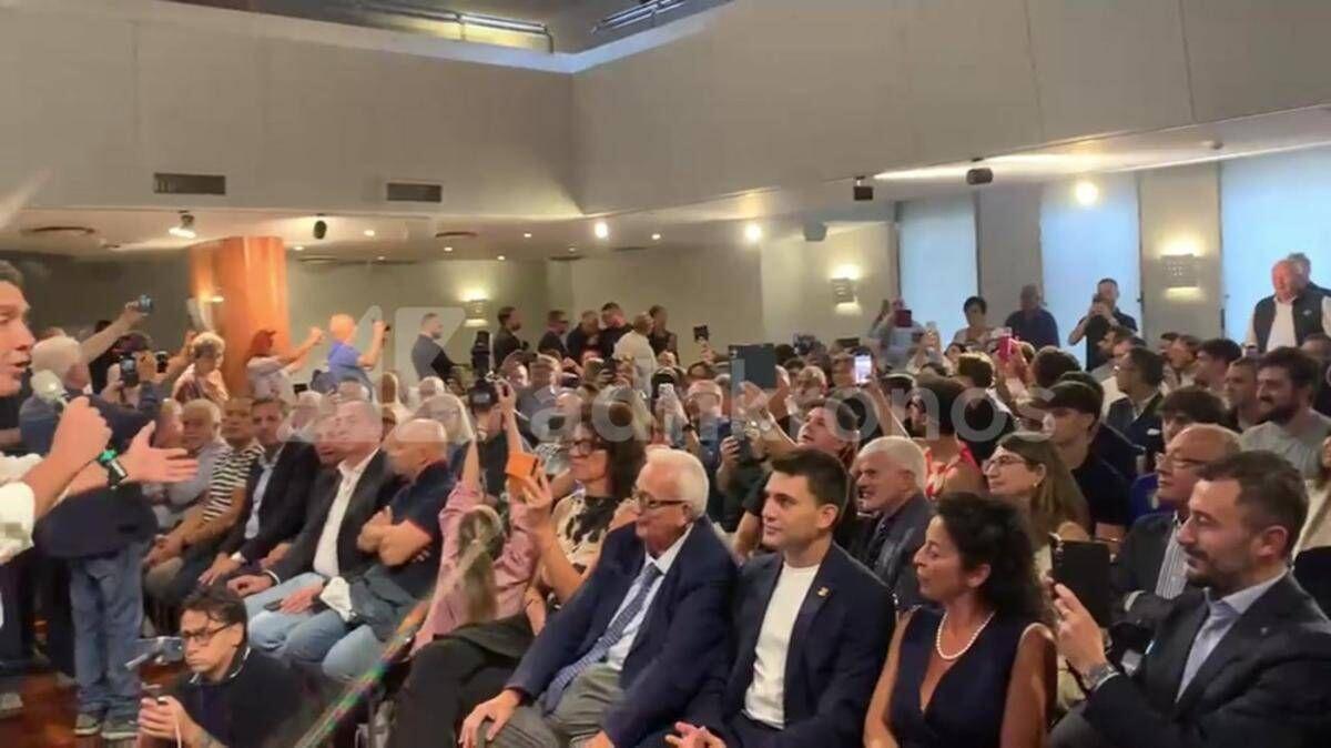 Torino, una donna contesta Vannacci e viene allontanata. Lui: "È antidemocratica" - Video - 