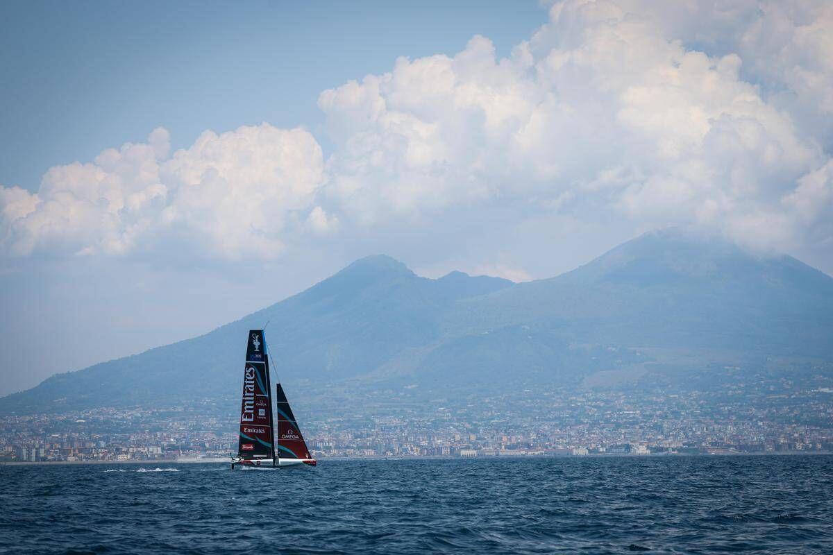 Napoli alza il sipario sull'America's Cup, al via le Regate Preliminari nel Golfo - 