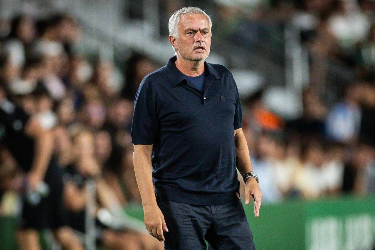 Mourinho show dopo il ko del Real: "C'erano due rossi" e mostra le foto in conferenza - 